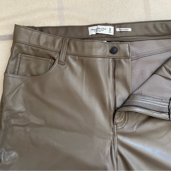 Abercrombie & Fitch High Rise Curve Love Vegan Leather Cargo Pants - Picture 5 of 13